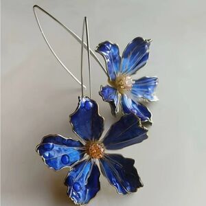 🌺 NEW Stunning hand painted blue drop flower earrings 🌺